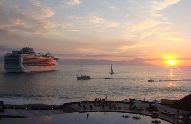 Stunning 3Br Ocean Front Property W/Private Beach, Spa & Gym