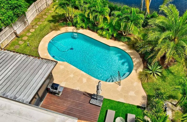 Stunning 4-Bedroom House with Private Saltwater Pool in Sunny South Florida