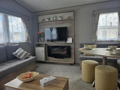 Stunning 6 Berth Caravan Near To The Beach At Pakefield Ref 68115Cr