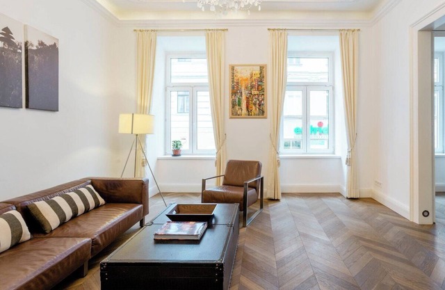 Stunning 7th District Apt. Balcony and Fireplace