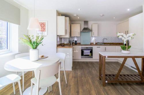 Stunning Apartment with Free Parking, Balcony, Fast WiFi, and Smart TV by Yoko Property