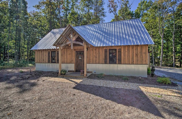 Stunning Cabin Getaway w/Private Hot Tub!