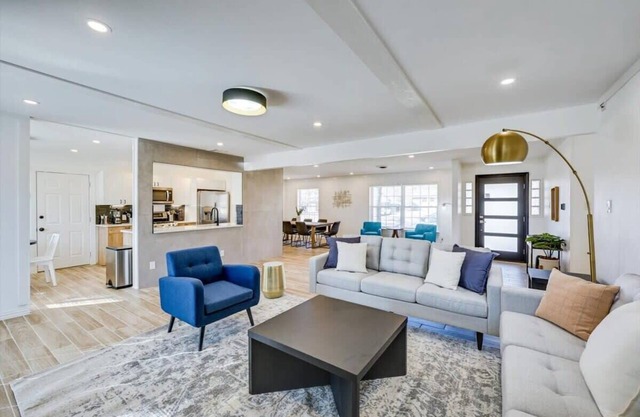Stunning Dallas Home w Beautiful Yard, Big Groups