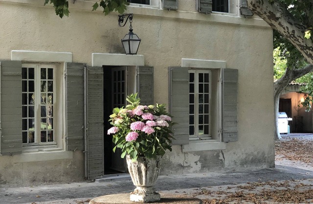 STUNNING ESTATE & ALL AMENITIES, MINUTES FROM AIX CENTER