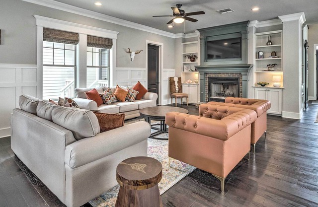 Stunning Farmhouse in Historic Downtown Bastrop!