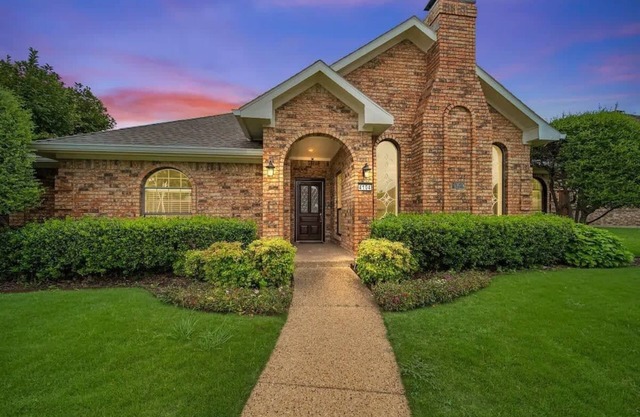 Stunning Gables House, Basketball Court