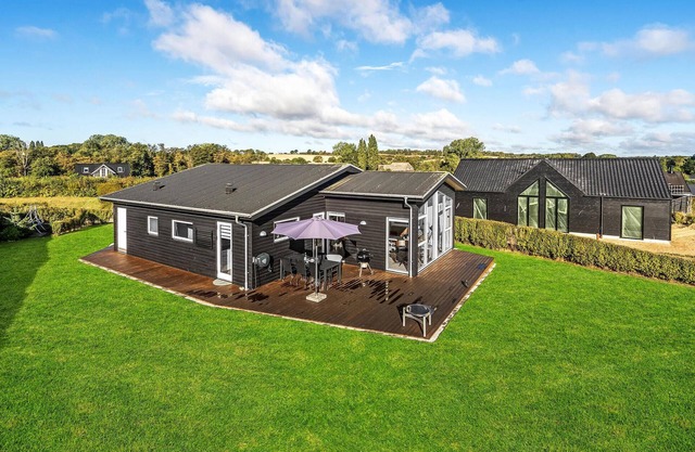 Stunning home in Frørup with kitchen
