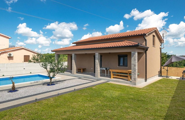 Stunning home in Nedescina with kitchen