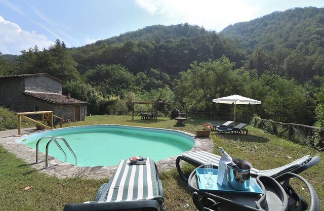 Stunning private villa for 4 guests with WIFI, private pool, TV, pets allowed and parking