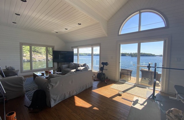 Stunning Lake Joseph cottage in Muskoka, sleeps 16!