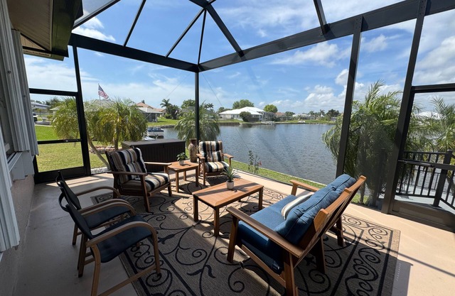 Stunning Lakefront Villa - 4 bedrooms, huge screened lanai near Punta Gorda, FL