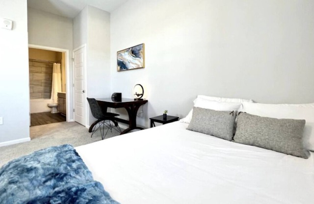 Stunning Lux Apt design w/pool & Cincinnati view