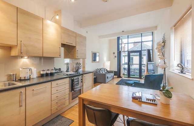 Stunning Modern Exeter Apartment w/balcony
