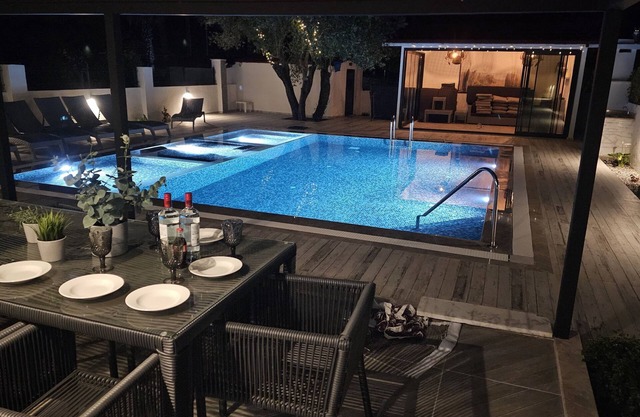 Stunning modern private Villa with Huge pool, Jacuzzi & kids pool