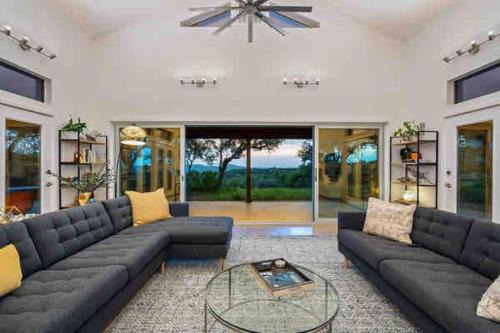 Stunning Modern ATX Hill Country Oasis w Pool Jacuzzi Firepit Trails and Epic Stars