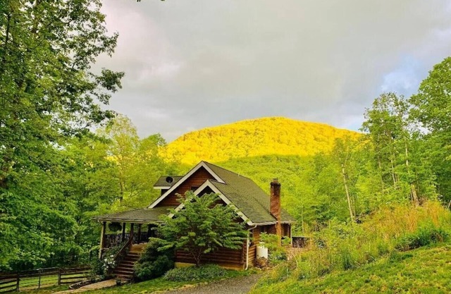 Stunning Mountain Views, Hot Tub, Indoor and Outdoor Fireplace, and Game Room!