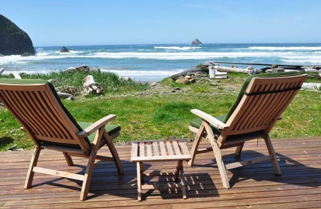 Stunning Ocean-front property, 5 Bedrooms + Den, 3 full Baths, Sleeps 14.