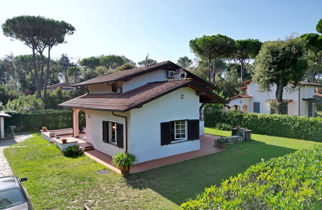 Stunning private villa for 8 people with A/C, WIFI, TV and pets allowed, close to Forte Dei Marmi