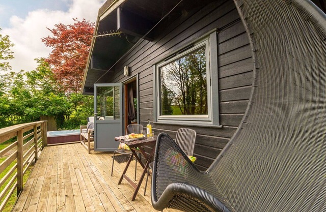 Stunning private villa with WIFI, hot tub, TV, terrace, pets allowed and panoramic view