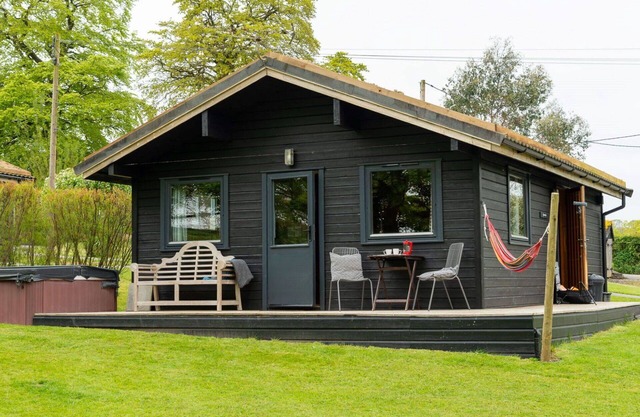 Stunning private villa with WIFI, hot tub, TV, terrace, pets allowed and panoramic view