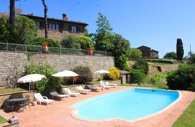 Stunning private villa for 10 people with private pool, WIFI, TV, pets allowed and parking