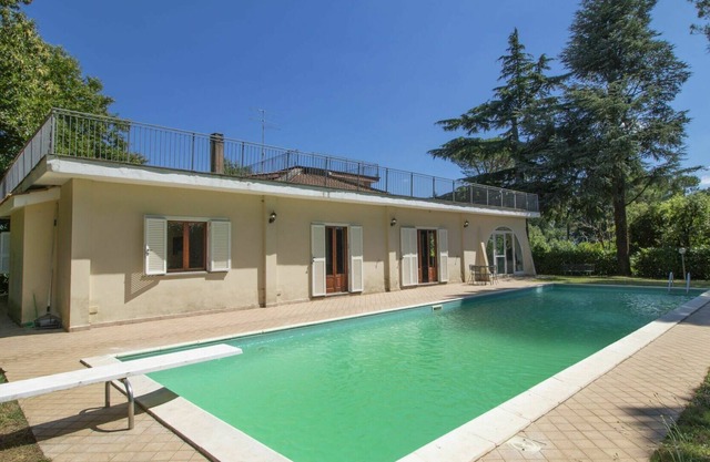 Stunning private villa for 14 people with WIFI, private pool, TV, patio and parking