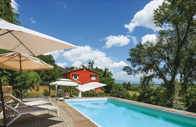 Stunning private villa with private pool, WIFI, A/C, TV, patio, pets allowed and parking