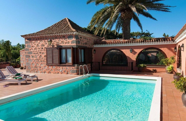 Stunning private villa for 10 people with private pool and TV