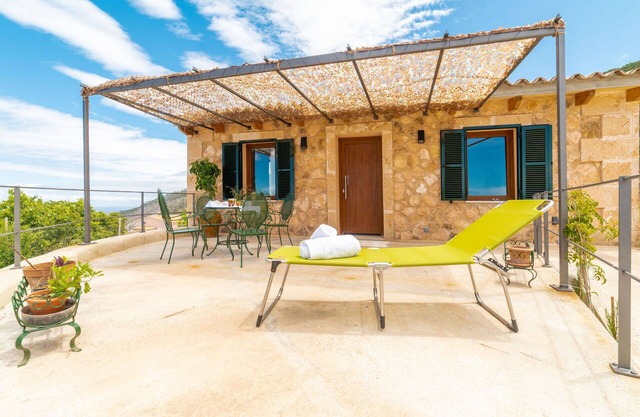 Stunning private villa for 2 people with A/C, WIFI, TV, patio and parking