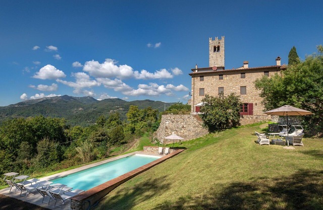Stunning private villa with WIFI, private pool, TV, patio and panoramic view, close to Lucca