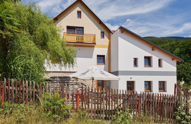 Stunning private villa for 15 people with WIFI, TV, balcony, pets allowed and parking