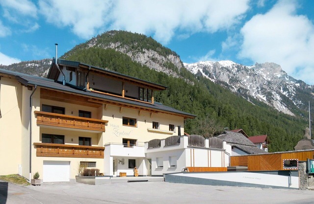 Stunning private villa for 10 guests with WIFI, TV and terrace