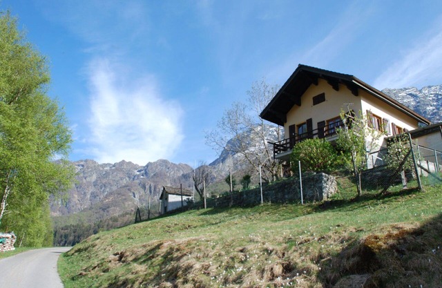Stunning private villa for 4 guests with TV, patio, pets allowed, panoramic view and parking