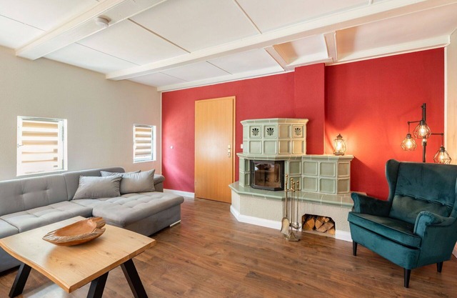 Stunning private villa for 10 guests with hot tub, WIFI, TV, patio, pets allowed and parking