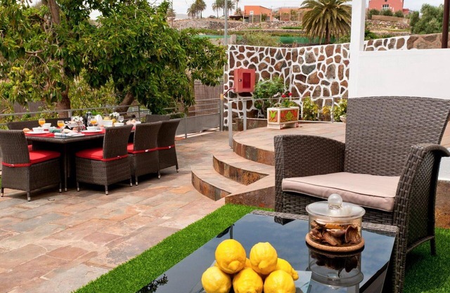 Stunning private villa for 12 people with WIFI, private pool, A/C, TV, patio and parking