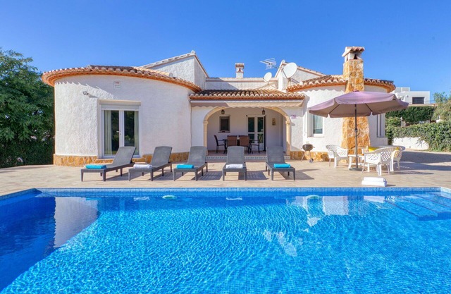 Stunning private villa with WIFI, private pool, A/C, TV, terrace, pets allowed and parking