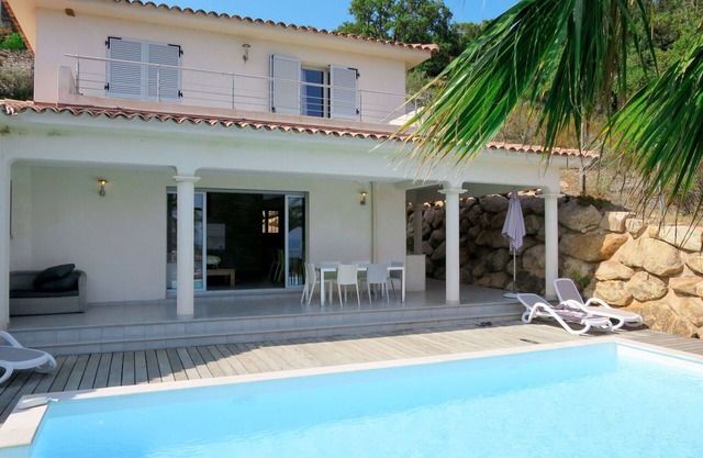 Stunning private villa for 10 guests with A/C, WIFI, private pool, TV, patio and parking