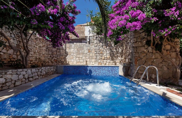 Stunning private villa for 6 people with A/C, private pool, WIFI, TV, terrace and parking