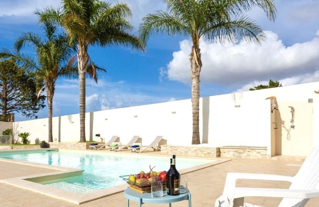 Stunning private villa for 8 people with private pool, WIFI, A/C, TV and parking