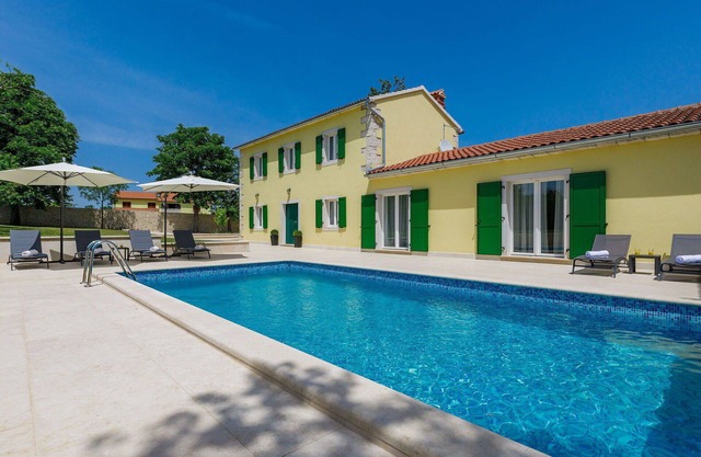 Stunning private villa for 8 guests with A/C, WIFI, private pool, TV and terrace