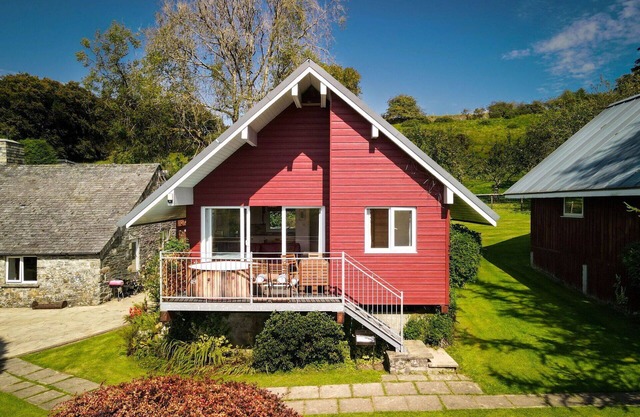 Stunning private villa for 4 people with hot tub, WIFI, TV, patio and parking