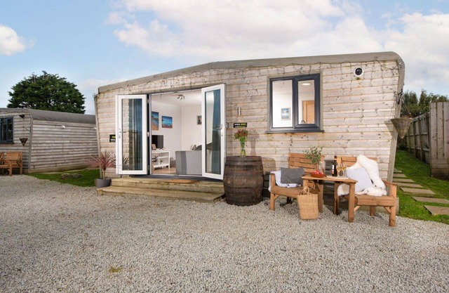 Stunning private villa for 4 people with hot tub, WIFI, TV, pets allowed and panoramic view