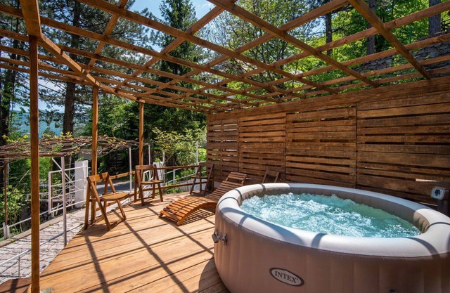 Stunning private villa for 6 guests with hot tub, WIFI, TV, terrace and pets allowed