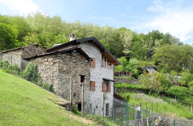 Stunning private villa for 4 people with TV, terrace, pets allowed and parking