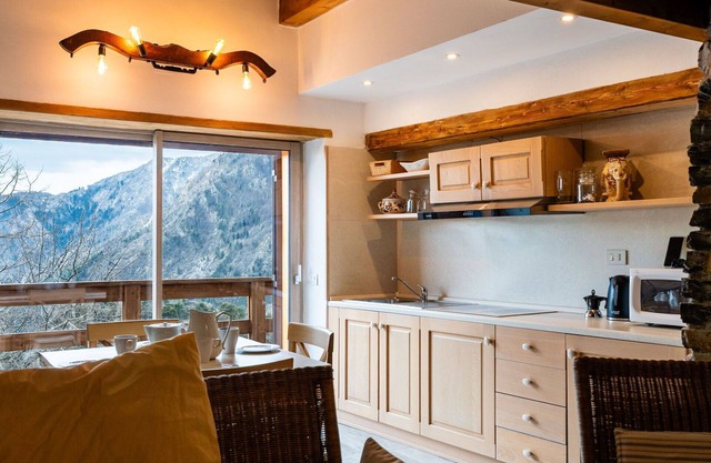 Stunning private villa with A/C, WIFI, balcony, pets allowed, panoramic view and parking
