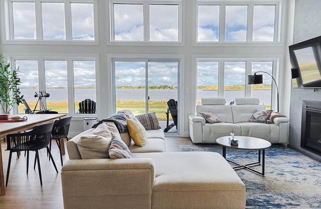 Stunning Riverside Escape
