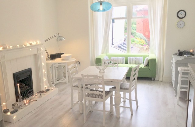 Stunning Sandsend Property - 30 meters from the beach!