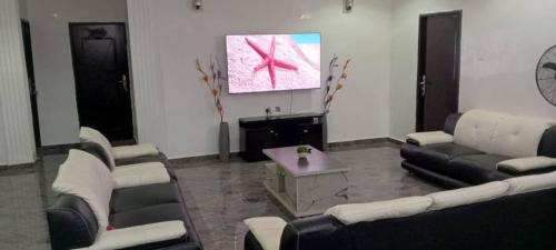 Stunning spacious 4 bed house with swimming pool