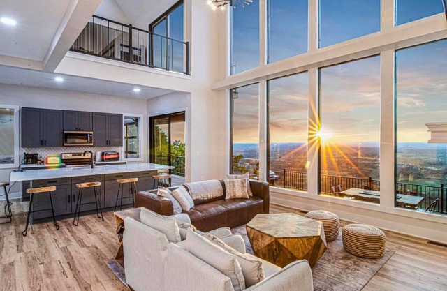 Stunning Views, 2 King BDs, Indoor Heated Pool