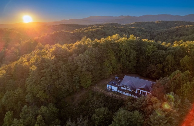 Stunning Views! Huge 6BR House; Family-Friendly!